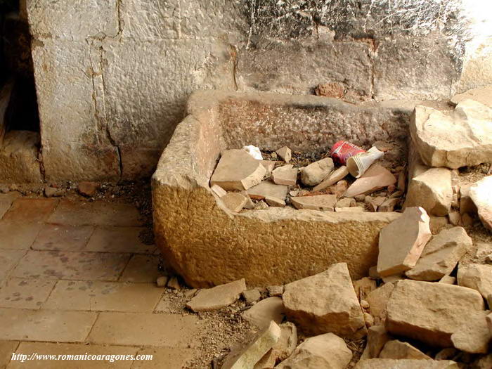 RESTOS DE LA PILA A LOS PIES DEL TEMPLO